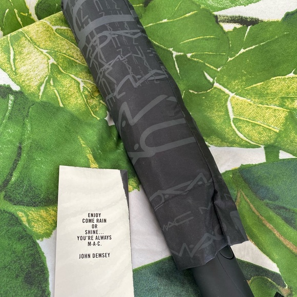 Limited Edition RARE M•A•C Cosmetics Umbrella! - Picture 3 of 4